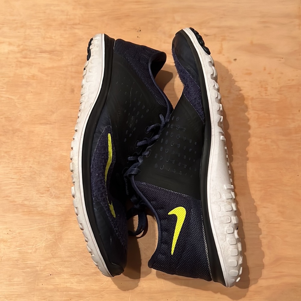 Nike Men 9.5 Running Shoe